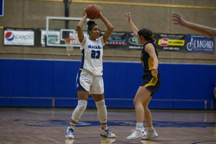 Girls Basketball - Mazama v. Henley